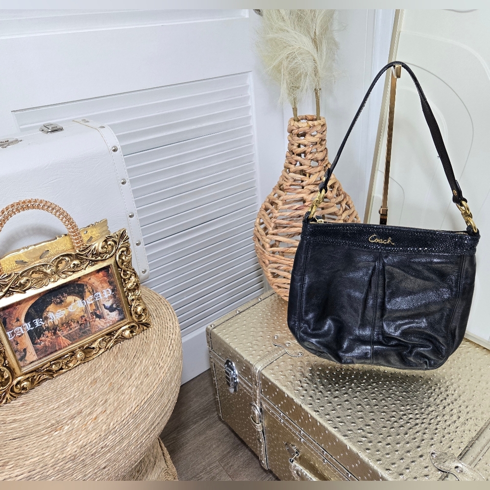 BEAUTIFUL BLACK COACH LEATHER PURSE 🖤